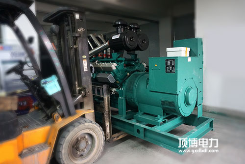 當(dāng)柴油發(fā)電機(jī)在運(yùn)行中異常時(shí)，應(yīng)按急停按鈕停機(jī)