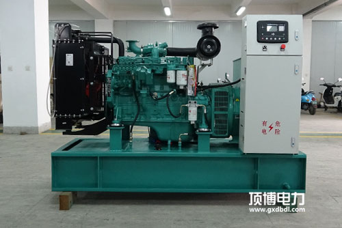 一臺750kW柴油發(fā)電機(jī)組工作小于100h，起動排氣管有大量白煙